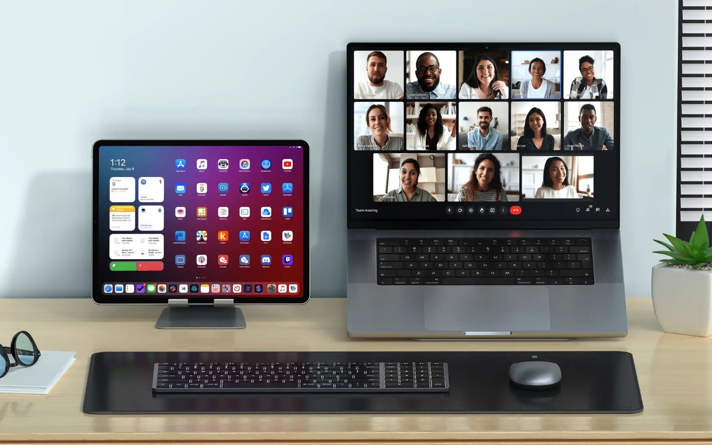 Modern desk accessories – what should you have at home?
