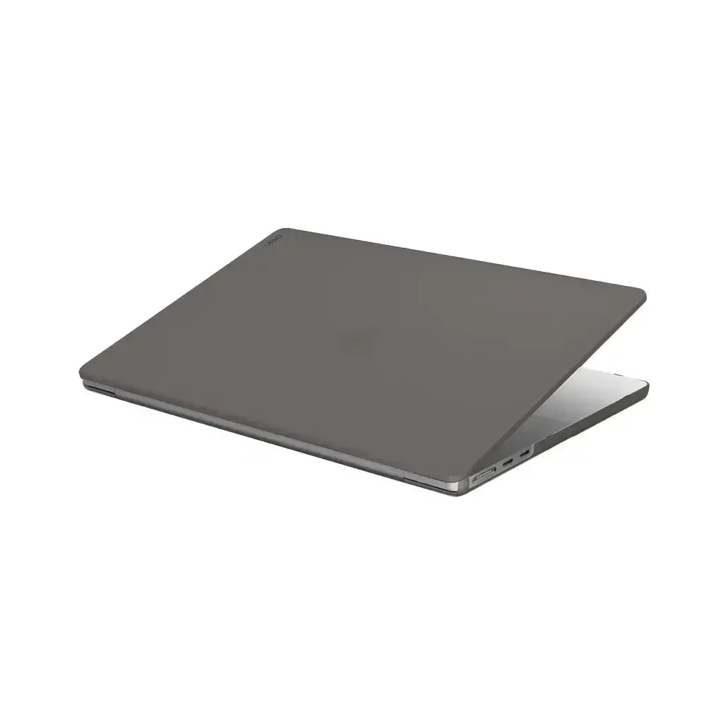 Półotwarty MacBook Air 13 z szarą osłoną, widoczne porty boczne laptopa
