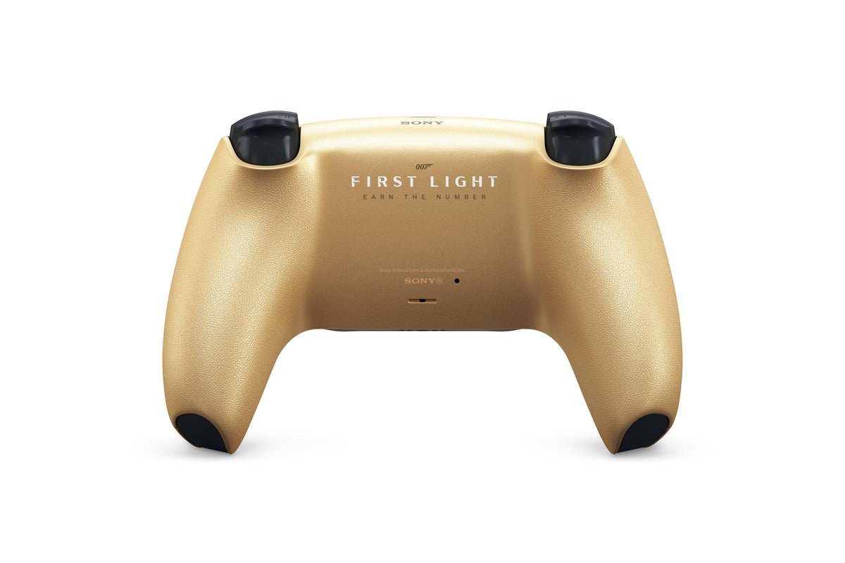 Złoty kontroler DualSense z napisem 'FIRST LIGHT' i logo 007, idealny do gier na PlayStation 5