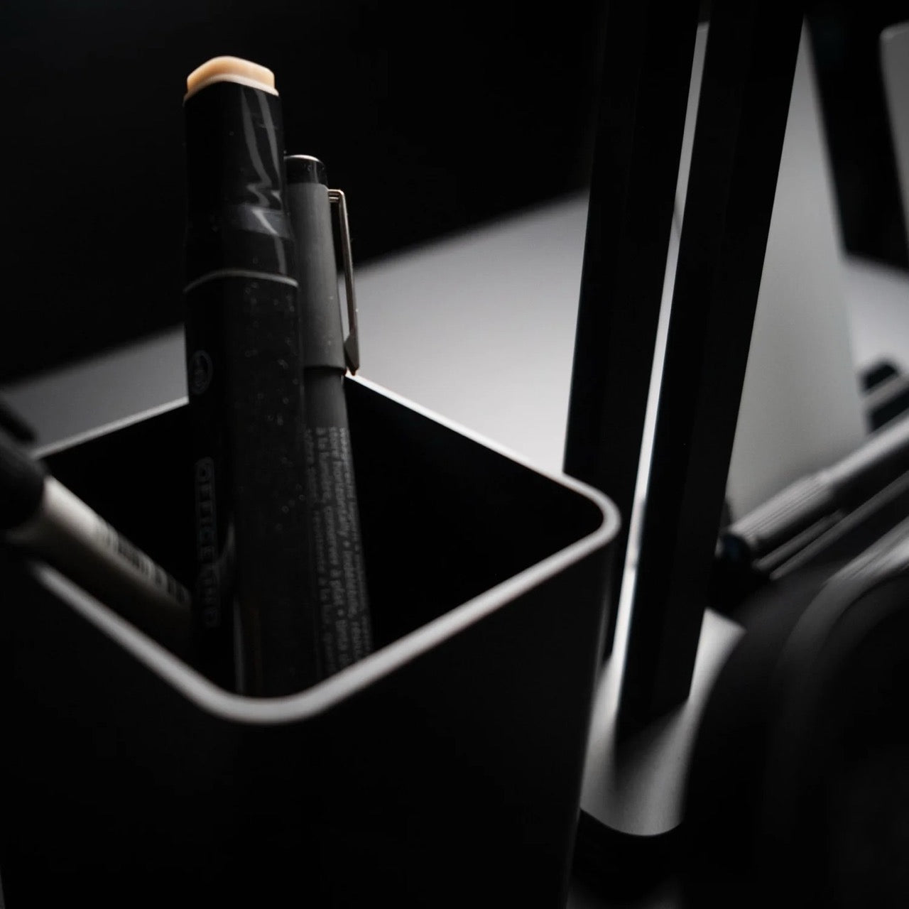 Deltahub - REO Pen Holder
