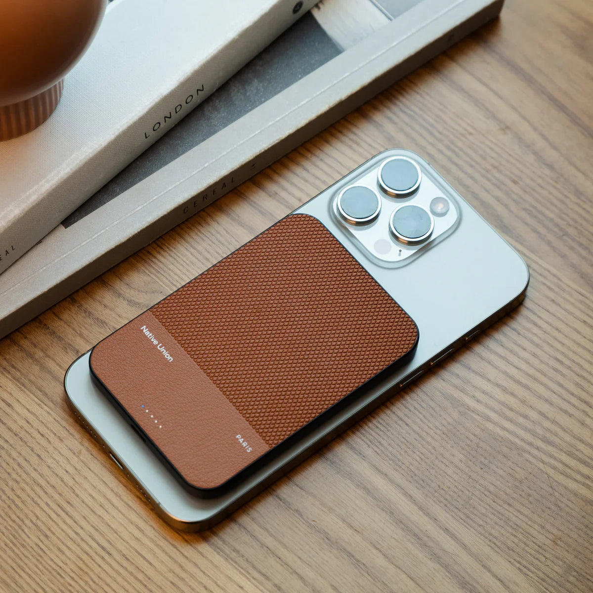 Native Union - (Re)Classic Power Bank with MagSafe Wireless Charging