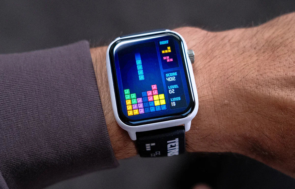 Smartwatch z grą Tetris na ekranie, idealny akcesorium do home office i biurka