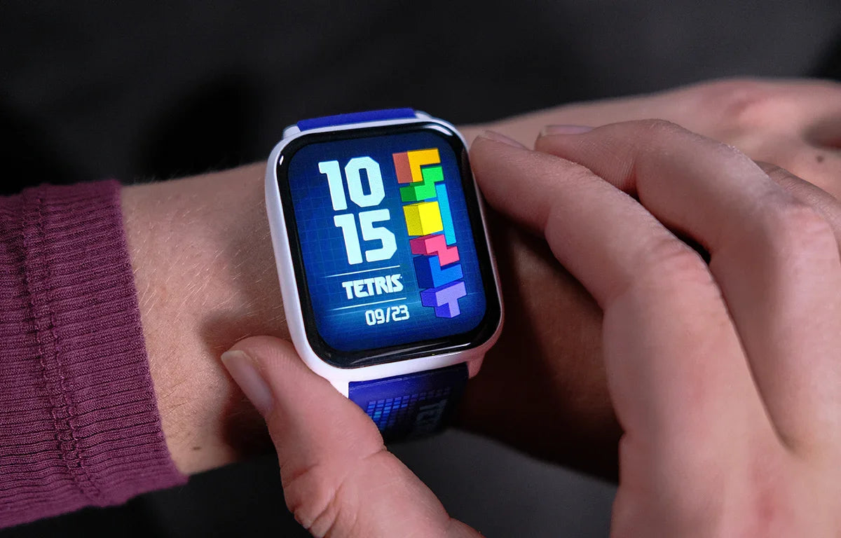 Smartwatch z grą Tetris na ekranie, idealny akcesorium do home office i personalizacji biurka
