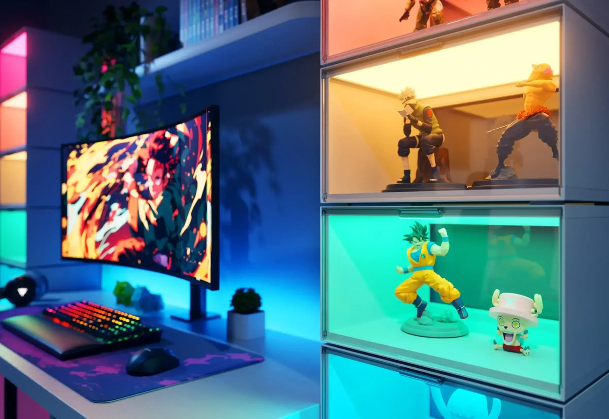 Klawiatura mechaniczna RGB, monitor gamingowy i szafki z figurkami anime w stylowym desk setupie