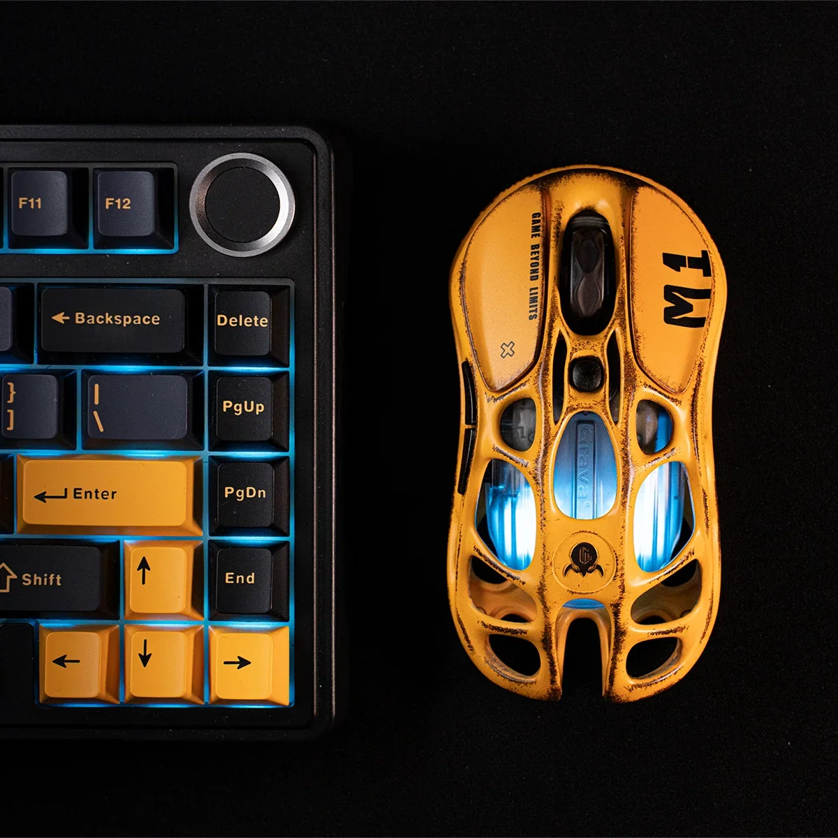 Mechaniczna klawiatura z niebieskim podświetleniem i żółta mysz gamingowa M1 na czarnym tle