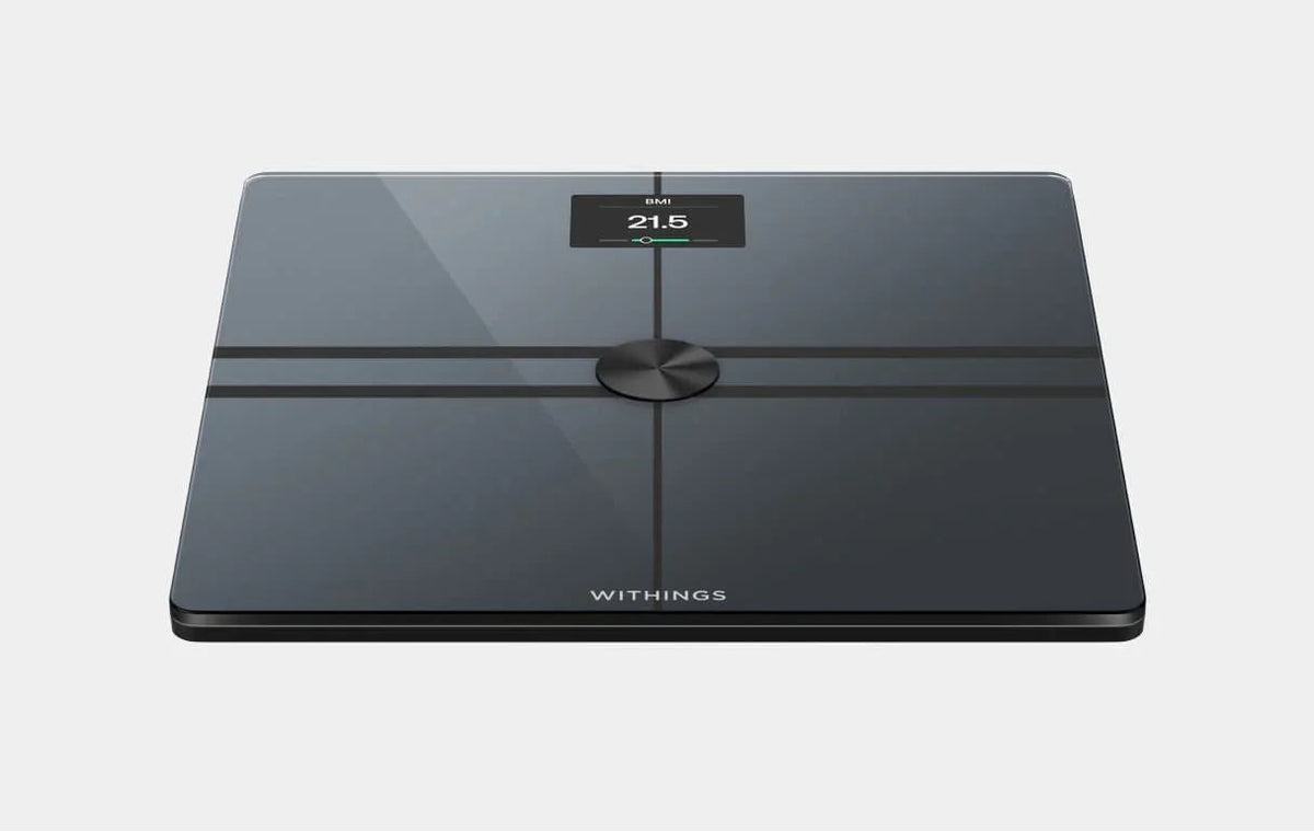 Czarna waga łazienkowa Withings z wyświetlaczem BMI 21.5, idealna do domowego biura i zdrowego stylu życia