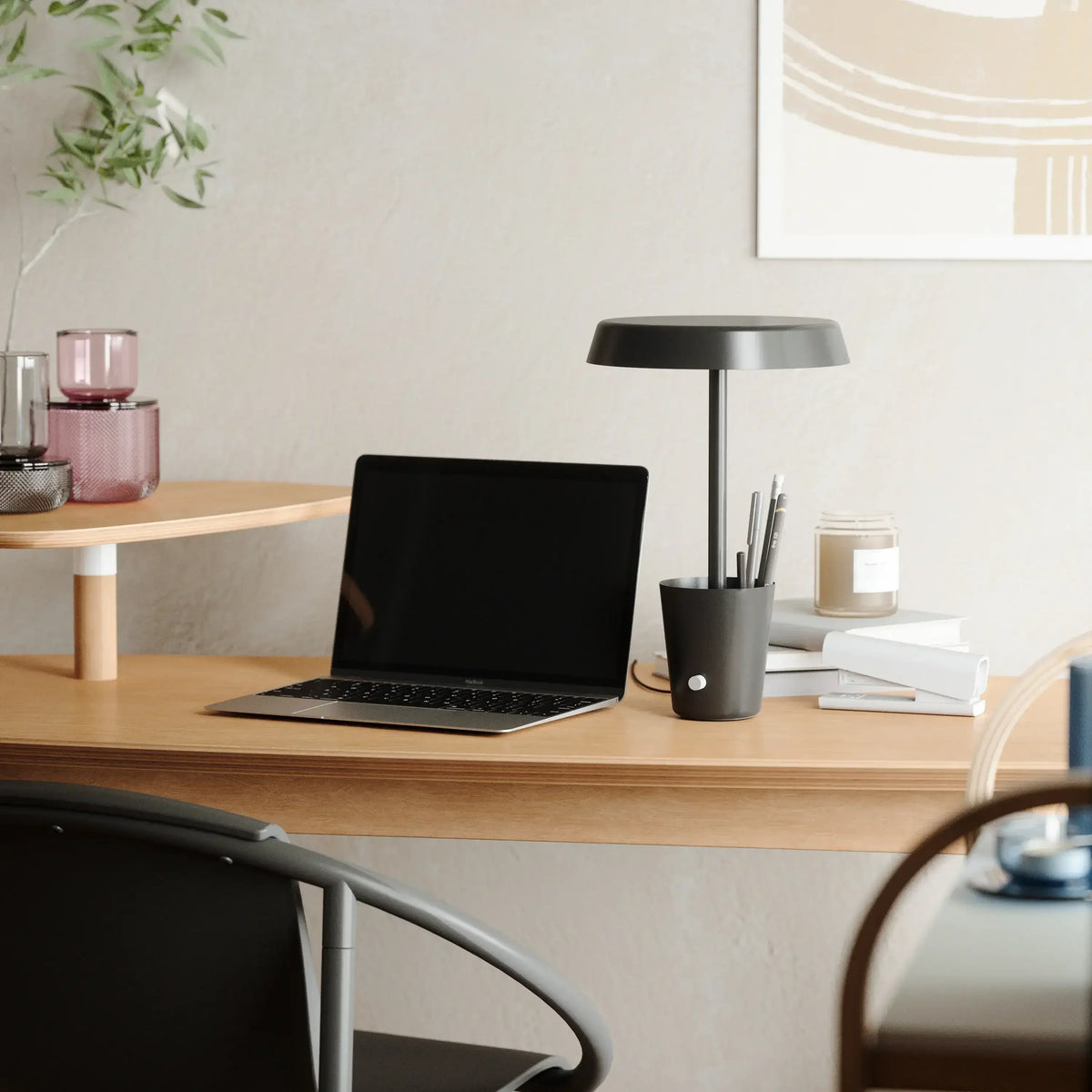 Nowoczesne biurko z laptopem, lampką i akcesoriami do Home Office – idealny desk setup