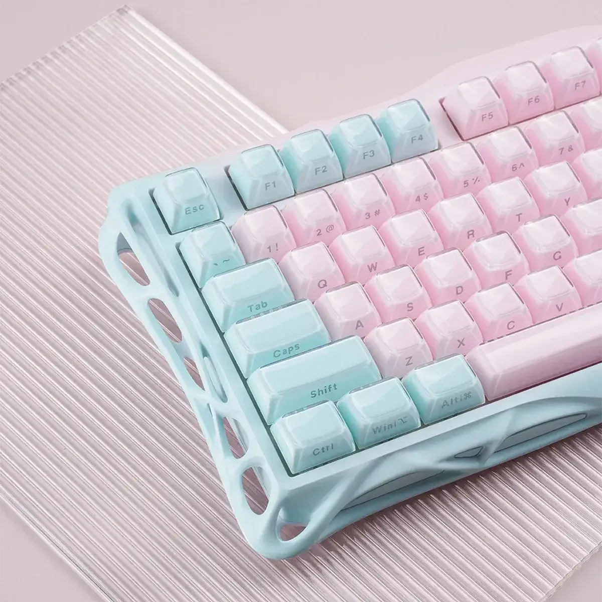 Pastelowa klawiatura mechaniczna z różowymi i miętowymi keycapami, idealna do home office i desk setupu.