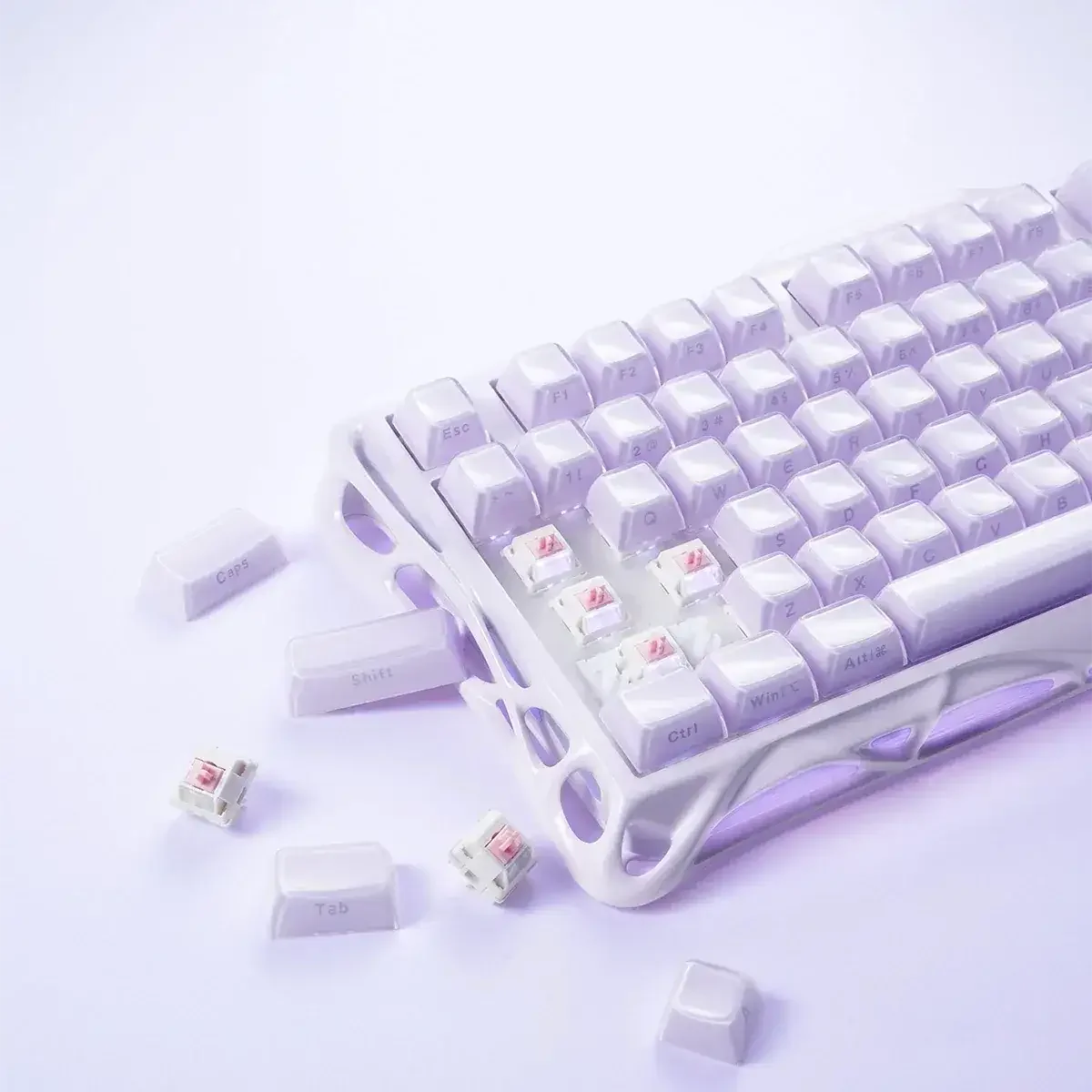 Biała klawiatura mechaniczna z różowymi switchami i keycapami, idealna do personalizacji desk setupu