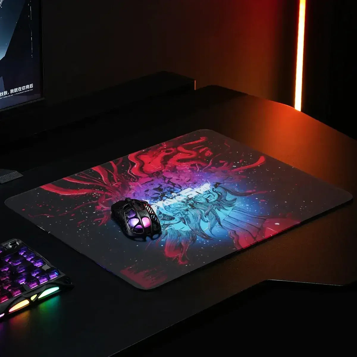 Kolorowa mata pod mysz z efektem RGB, idealna do desk setupu z klawiaturą mechaniczną i myszą gamingową