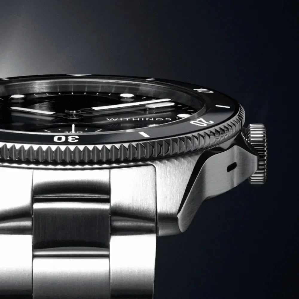 Zegarek Withings z czarną tarczą i stalowym paskiem, elegancki design dla biura i stylu życia