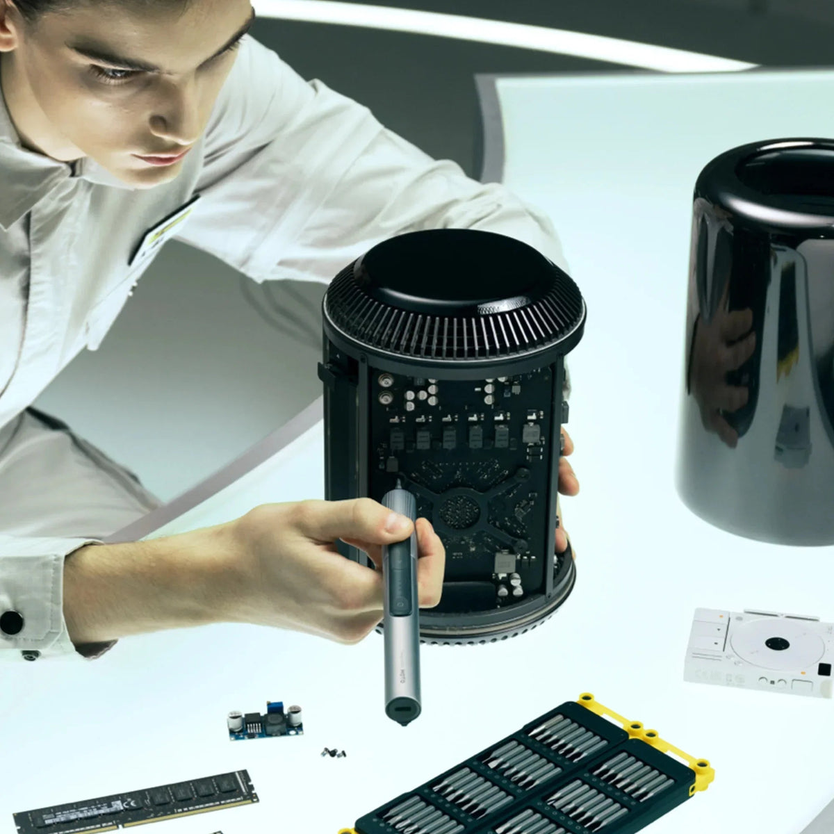 Technik naprawia komputer z zestawem narzędzi do montażu i naprawy sprzętu komputerowego