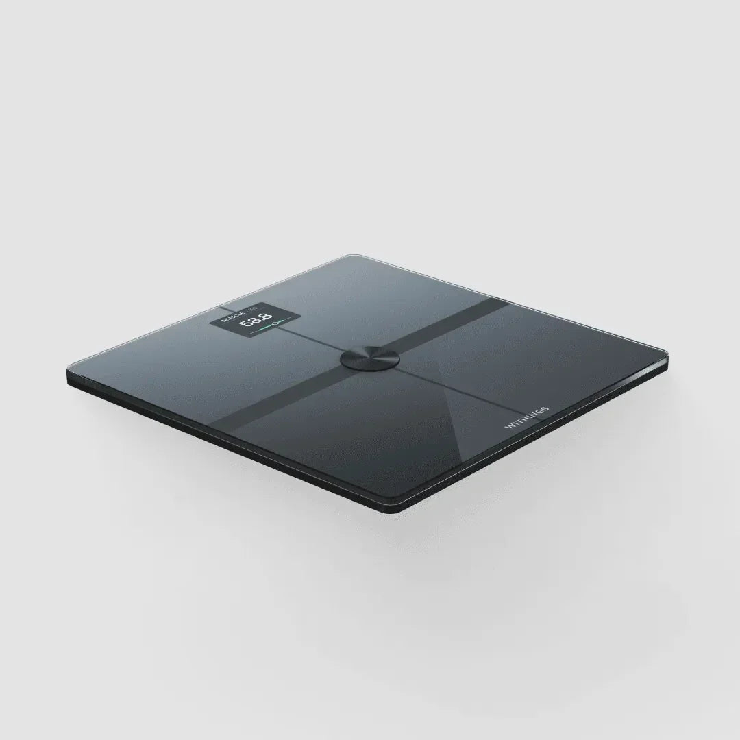 Czarna szklana waga łazienkowa Withings z cyfrowym wyświetlaczem, idealna do domowego biura i zdrowego stylu życia.