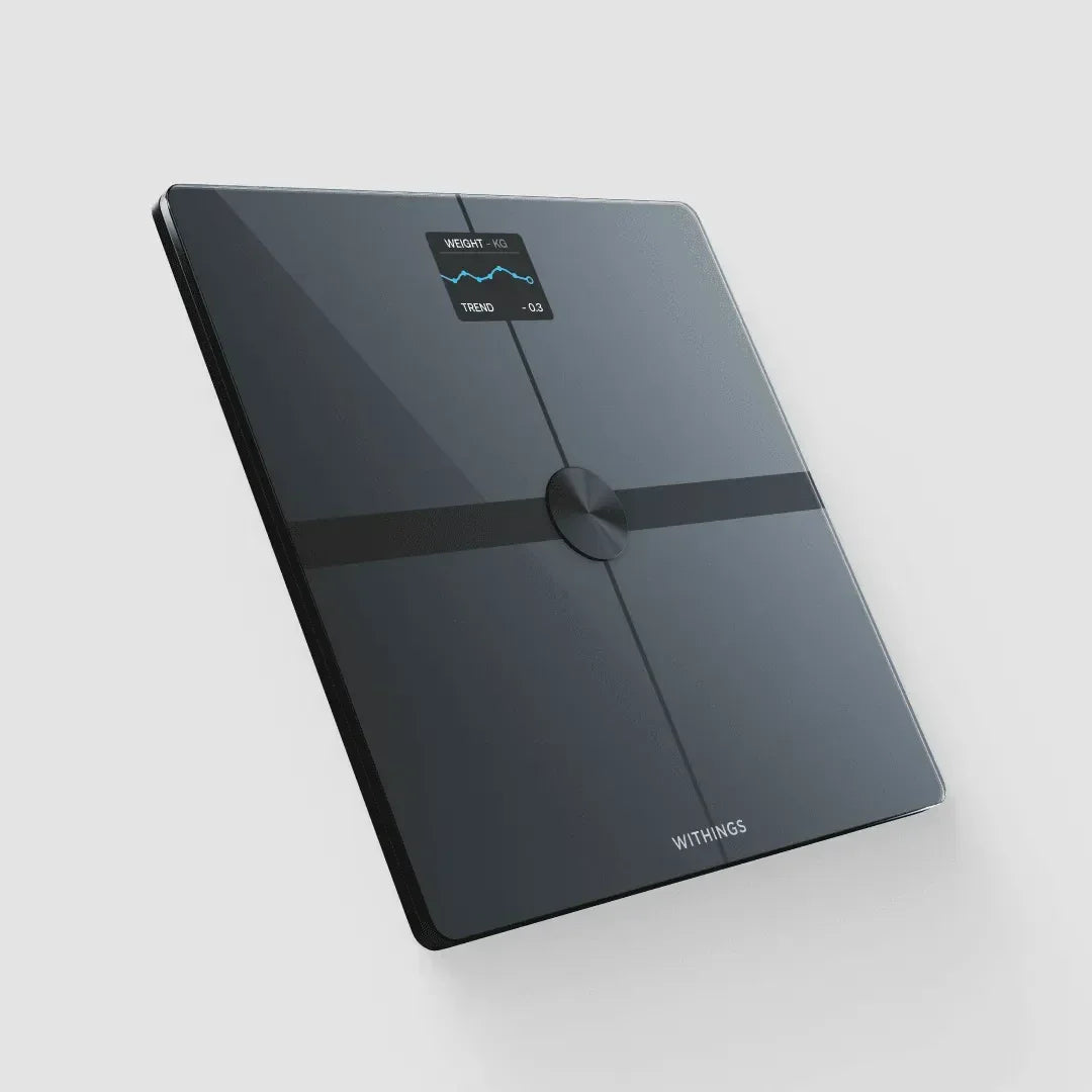 Czarna smart waga Withings z wyświetlaczem trendu wagi, idealna do home office i monitorowania zdrowia.
