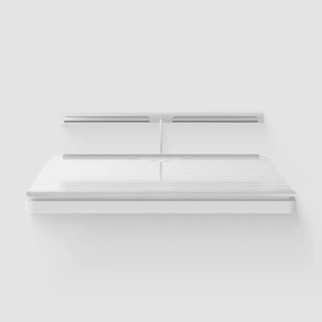 Biały stojak na laptopa do home office, minimalistyczny design, podniesienie ekranu dla komfortu pracy