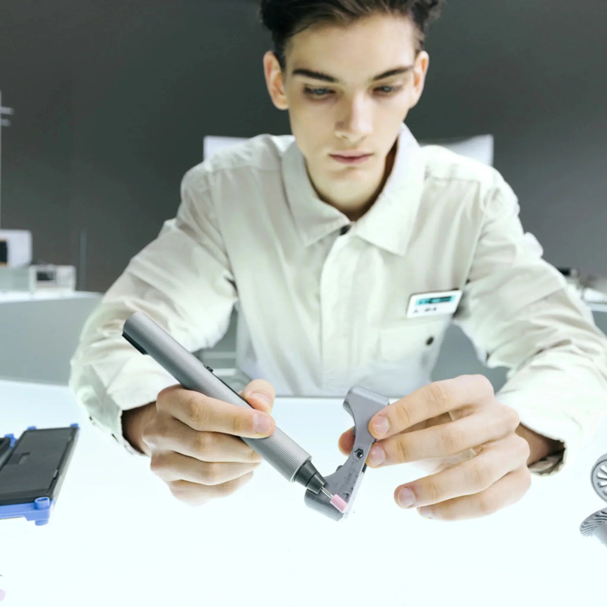 Mężczyzna montuje mechaniczną klawiaturę, używając narzędzia do wymiany switcha – idealne dla home office i desk setupu.