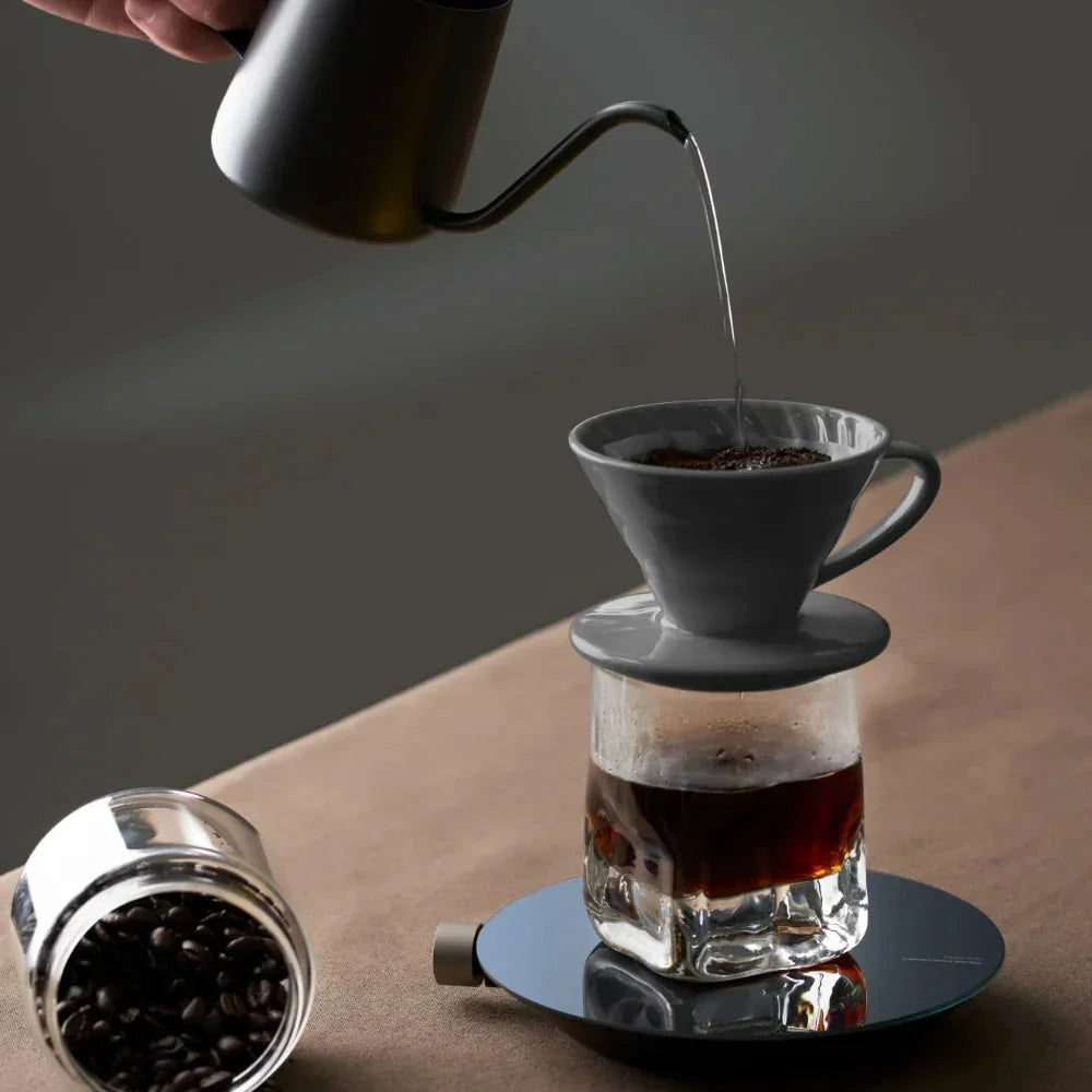 Parzenie kawy metodą pour over z młynekem i szklanym dzbankiem na wadze