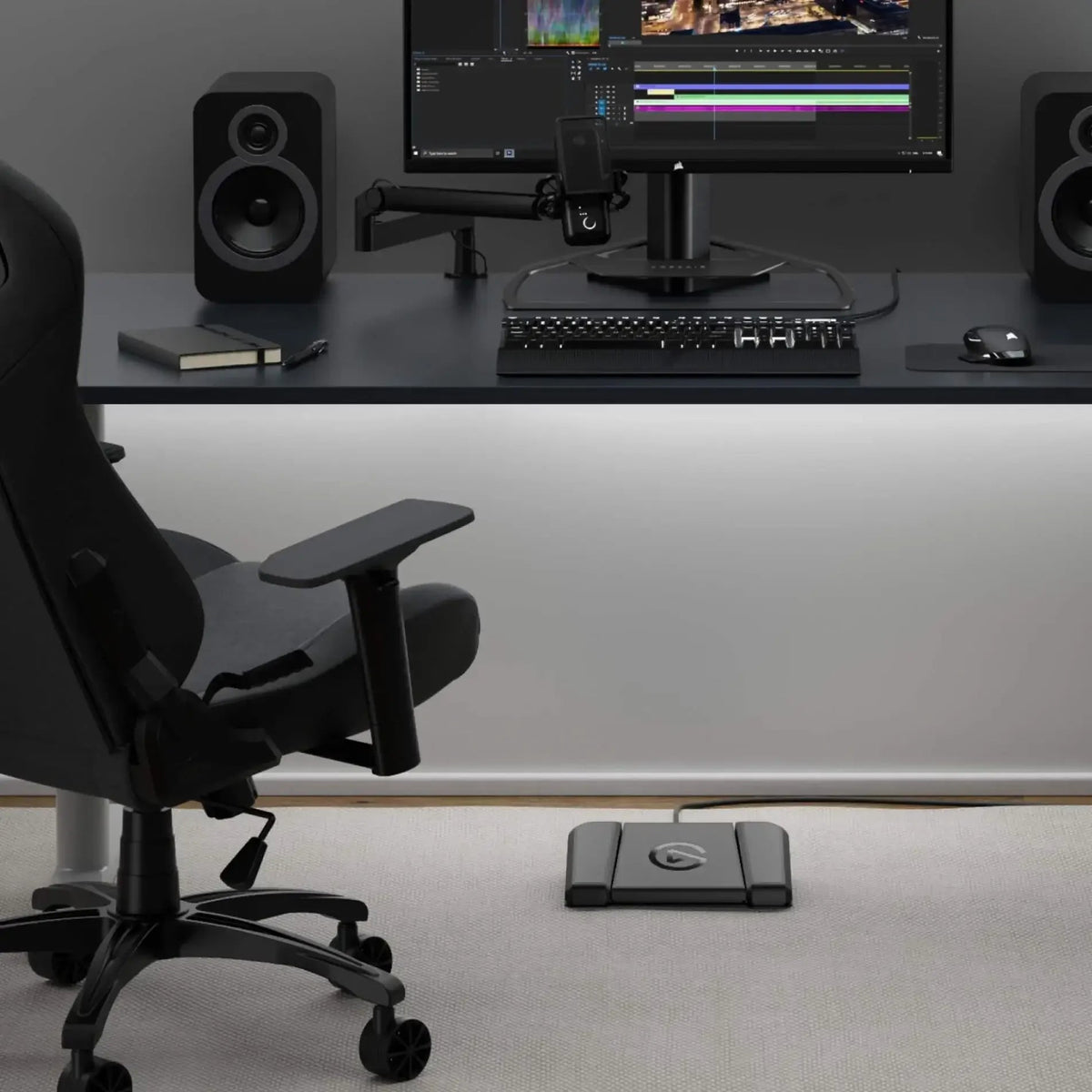 Czarny ergonomiczny fotel biurowy i klawiatura mechaniczna w nowoczesnym Home Office
