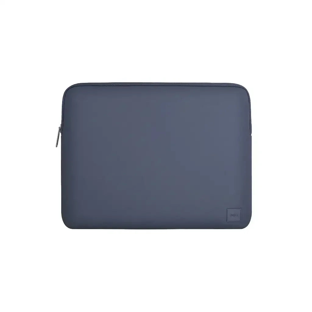 Granatowe etui na laptopa, minimalistyczne, idealne do ochrony i organizacji biurka.