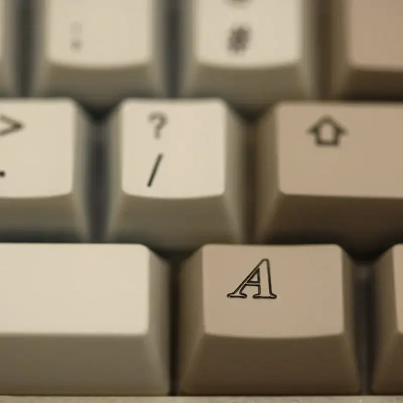 Klawiatura mechaniczna z klawiszami w kolorze beżowym, idealna do home office i personalizacji desk setupu.