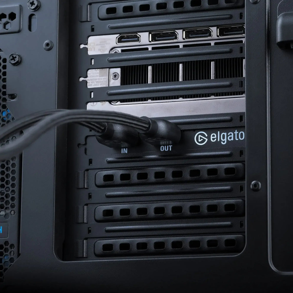 Złącza HDMI i porty IN/OUT na tylnym panelu komputera Elgato, idealne dla biurka gamingowego i home office