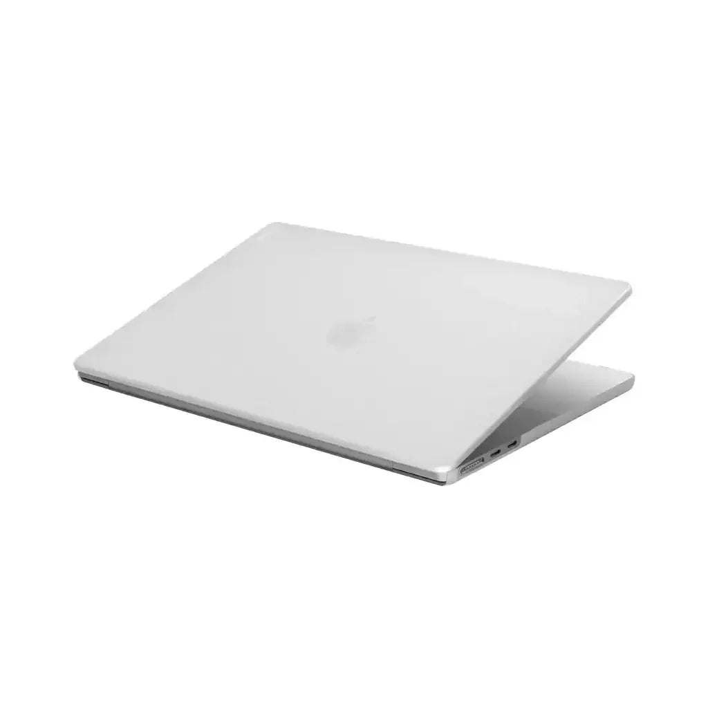 Srebrny laptop częściowo zamknięty na białym tle, widoczne porty i nowoczesny design.