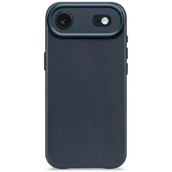 Ciemnoniebieskie etui na telefon z widocznym logo DECODED, idealne do stylowego desk setupu