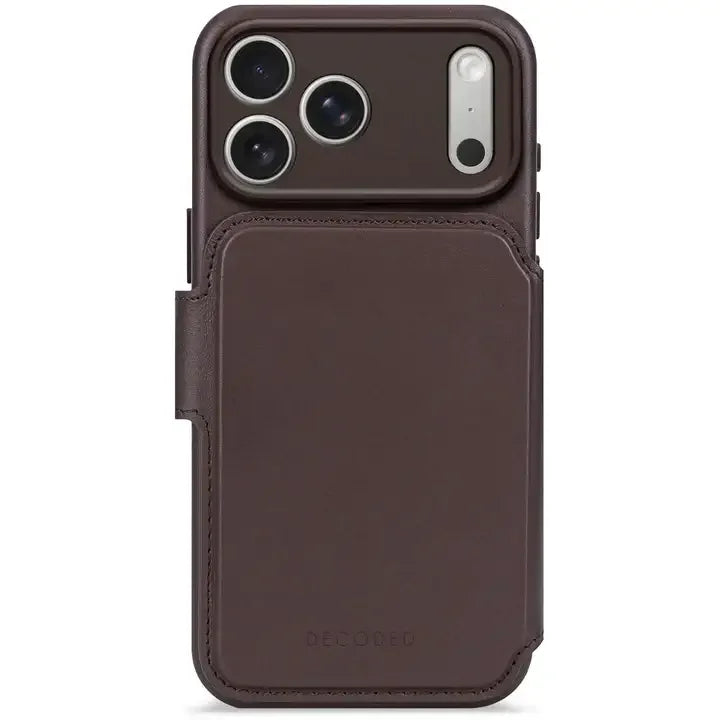 Brązowe etui skórzane z kieszenią na telefon z trzema aparatami