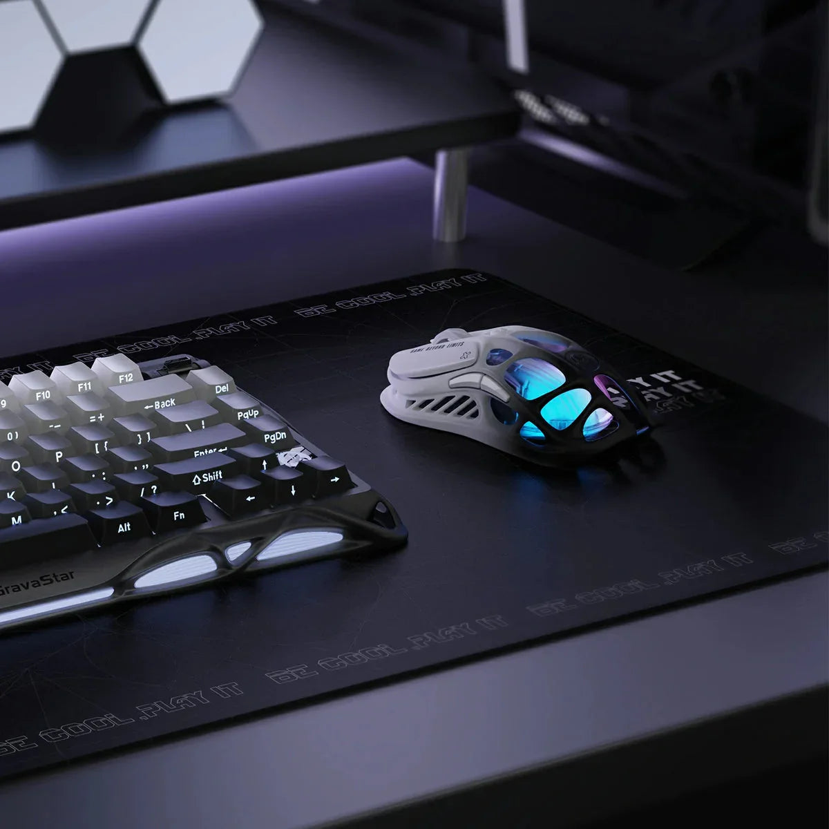 Mechaniczna klawiatura i mysz RGB na macie z napisem BE COOL PLAY IT, idealne dla home office i gamingu