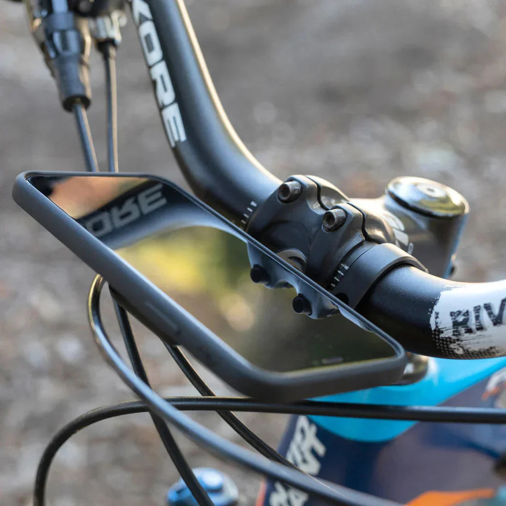 Uchwyt na telefon do kierownicy roweru z czarnym smartfonem, idealny dla rowerzystów