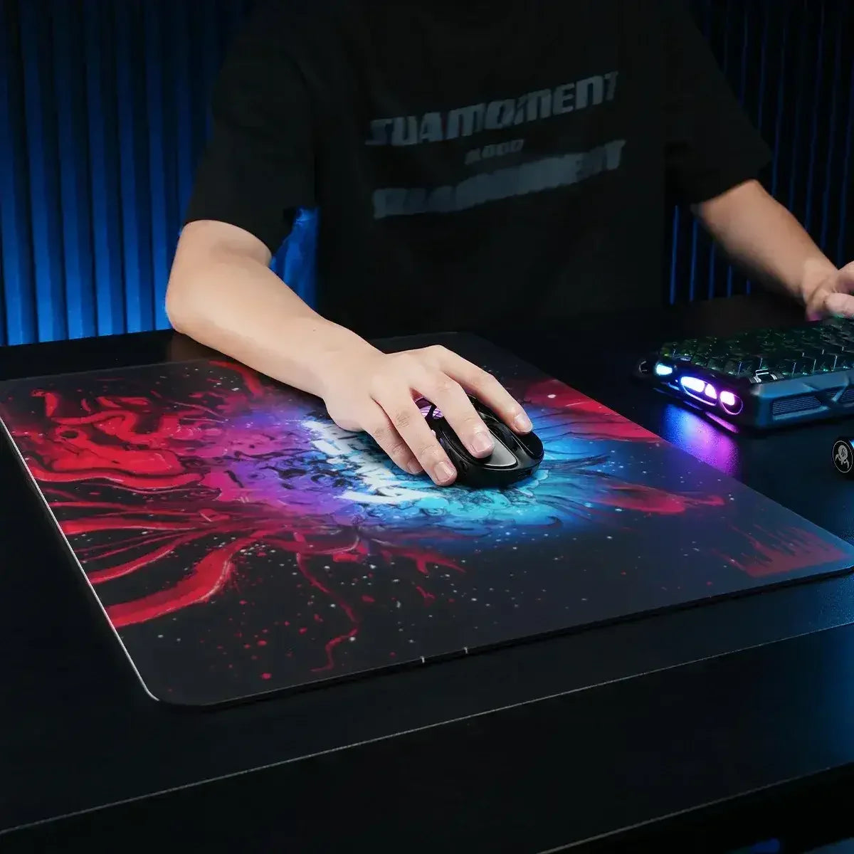 Kolorowa mata pod mysz z efektem galaktyki, idealna do desk setupu i gier, z myszą i klawiaturą mechaniczną