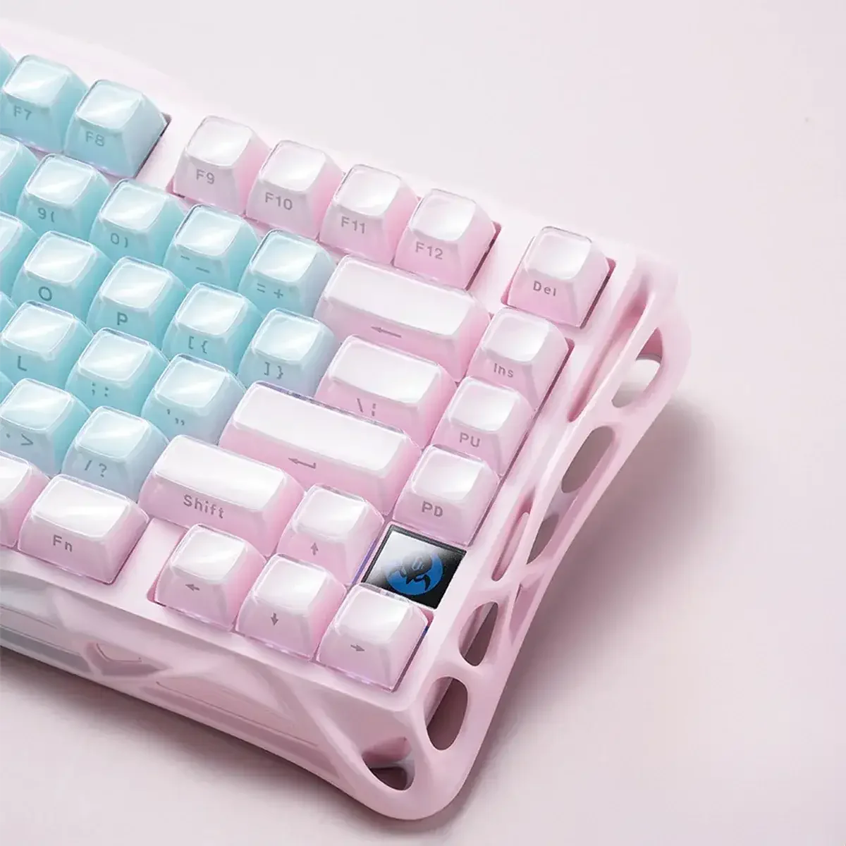 Różowa klawiatura mechaniczna z pastelowymi keycapami, idealna do home office i personalizacji desk setupu