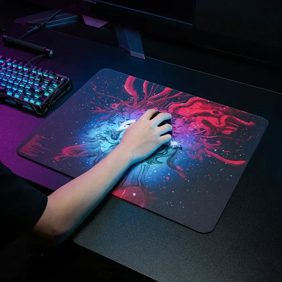 Mata pod mysz z kolorowym, artystycznym wzorem, idealna do desk setupu z klawiaturą mechaniczną i komfortem pracy.