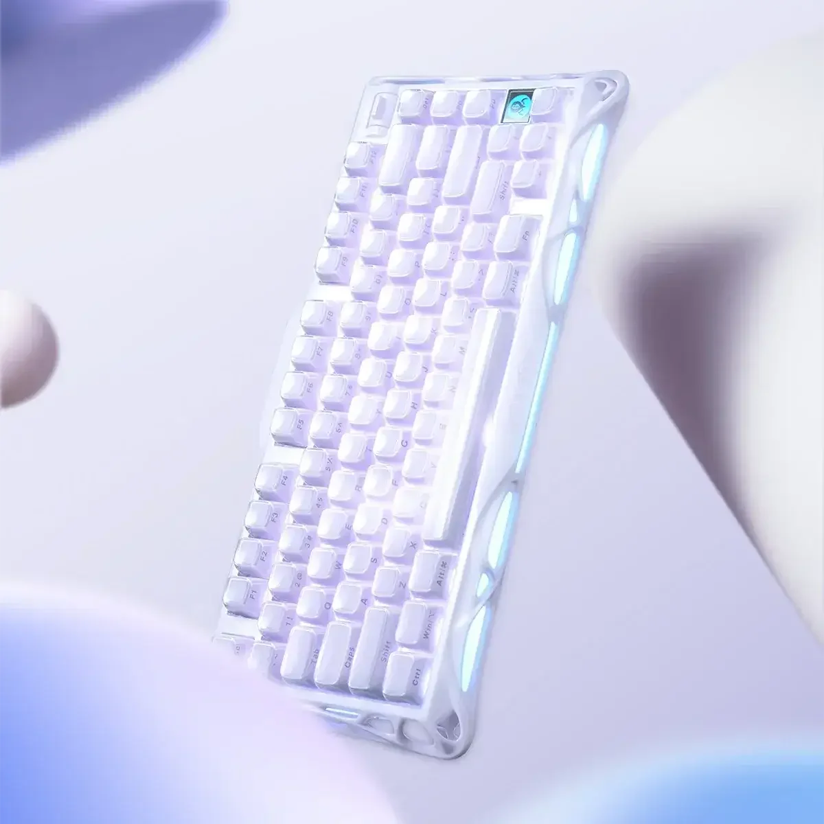 Biała klawiatura mechaniczna z podświetleniem RGB, idealna do home office i personalizacji desk setupu
