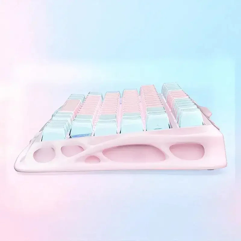 Różowa klawiatura mechaniczna z pastelowymi keycapami, idealna do home office i personalizacji desk setupu