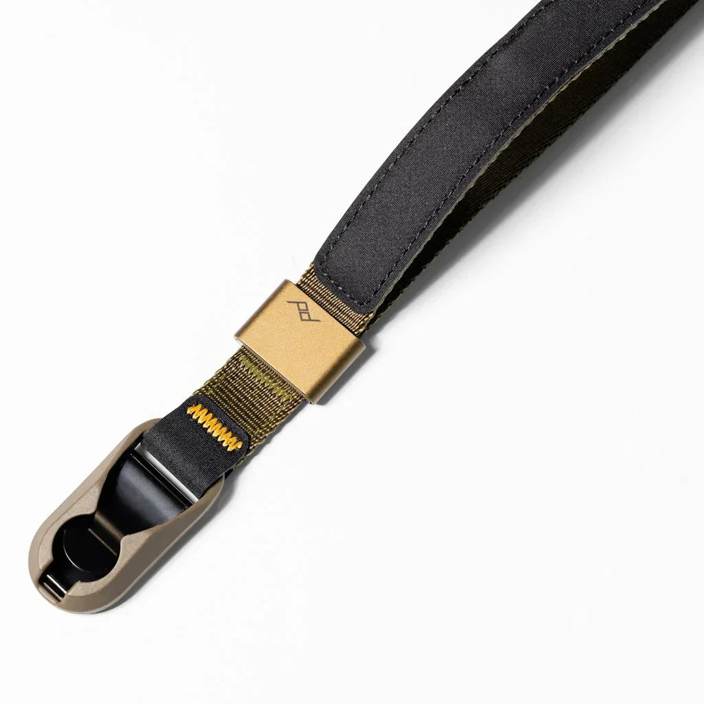 Czarno-zielony pasek z żółtym przeszyciem i metalowym zamkiem, akcesorium do biurka
