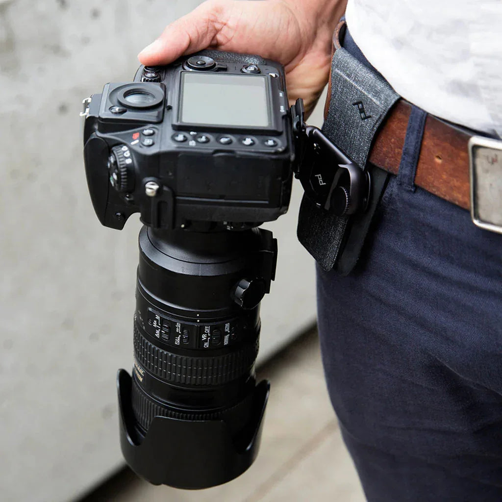 Zawieszony na pasie aparat DSLR z obiektywem teleobiektywem, idealny dla fotografów na co dzień