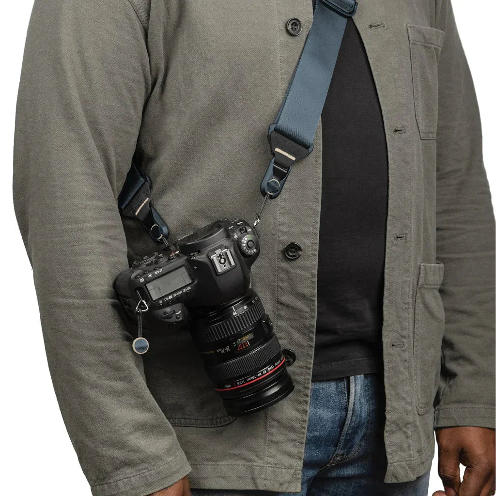 Profesjonalny aparat fotograficzny z obiektywem na ramieniu, idealny dla fotografów i entuzjastów