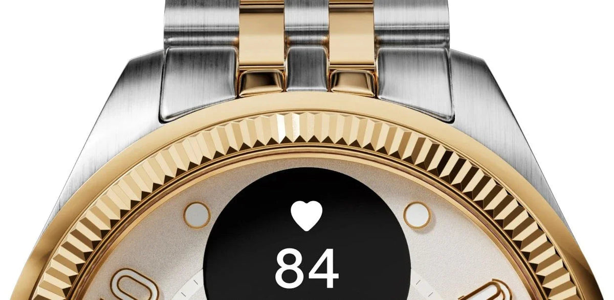 Złoto-srebrny zegarek smartwatch z pulsometrem, idealny do home office i stylowego desk setupu