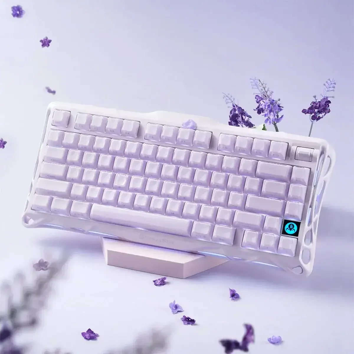 Biała klawiatura mechaniczna z fioletowymi kwiatami, idealna do home office i personalizacji desk setupu