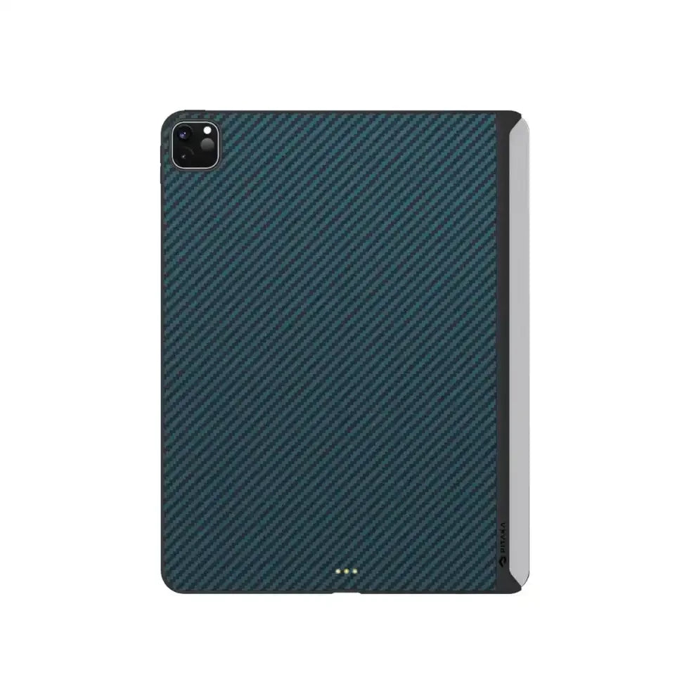 Etui ochronne do iPad 2022 w kolorze czarno-niebieskim, karbonowy wzór, widok z tyłu.