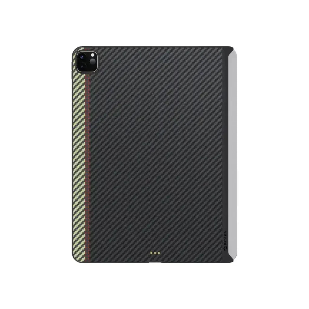 Etui z włókna karbonowego na iPad 2022, czarne z kolorowym paskiem, dedykowane akcesorium ochronne.